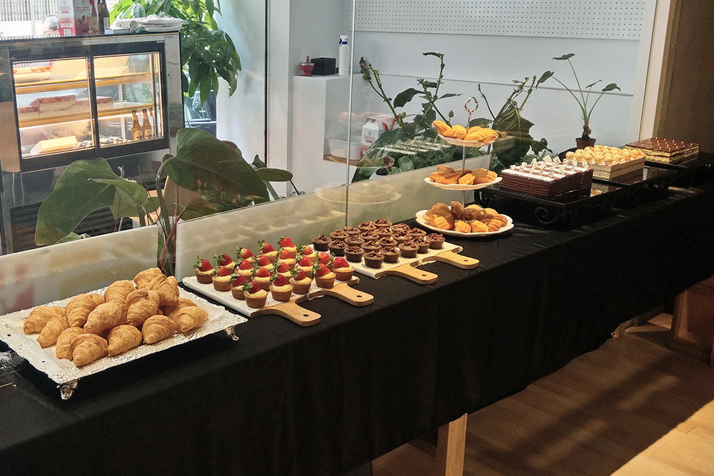 開幕點心給參與椅子咖啡開幕的來賓享用