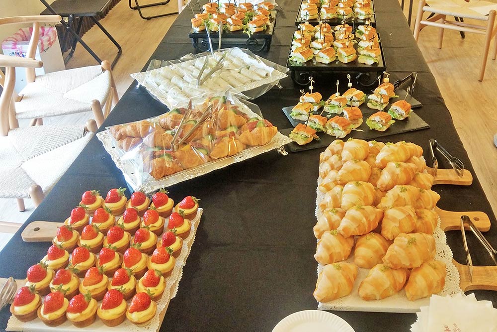 居家同學會上的餐會點心