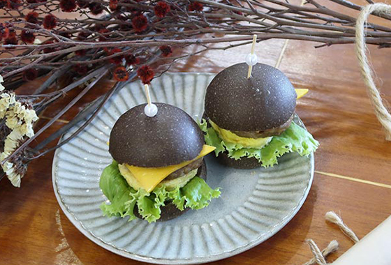 竹炭肉蛋堡